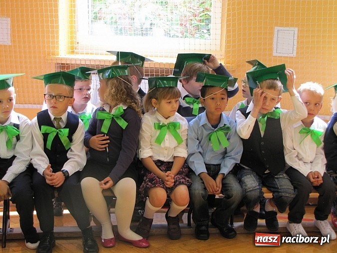 Zdjęcie w galerii na portalu naszraciborz.pl: Pierwszaki z SP 13 już po pasowaniu wiadomości z regionu