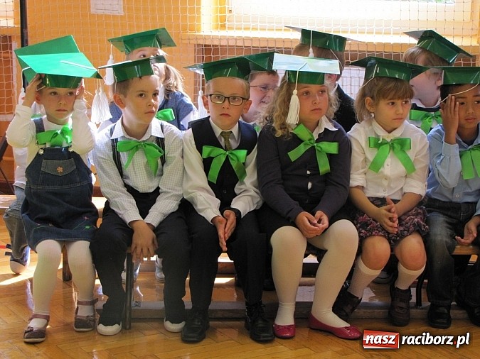 Zdjęcie w galerii na portalu naszraciborz.pl: Pierwszaki z SP 13 już po pasowaniu wiadomości z regionu