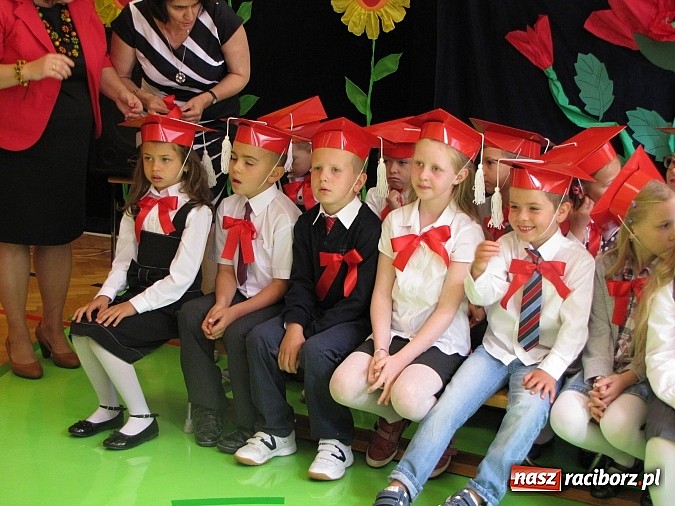 Zdjęcie w galerii na portalu naszraciborz.pl: Pierwszaki z SP 13 już po pasowaniu wiadomości z regionu