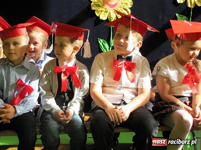 Zdjęcie w galerii na portalu naszraciborz.pl: Pierwszaki z SP 13 już po pasowaniu wiadomości z regionu