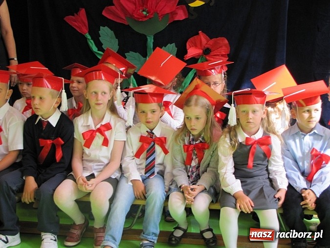 Zdjęcie w galerii na portalu naszraciborz.pl: Pierwszaki z SP 13 już po pasowaniu wiadomości z regionu