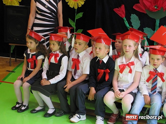 Zdjęcie w galerii na portalu naszraciborz.pl: Pierwszaki z SP 13 już po pasowaniu wiadomości z regionu