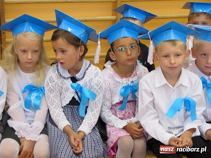 Zdjęcie w galerii na portalu naszraciborz.pl: Pierwszaki z SP 13 już po pasowaniu wiadomości z regionu