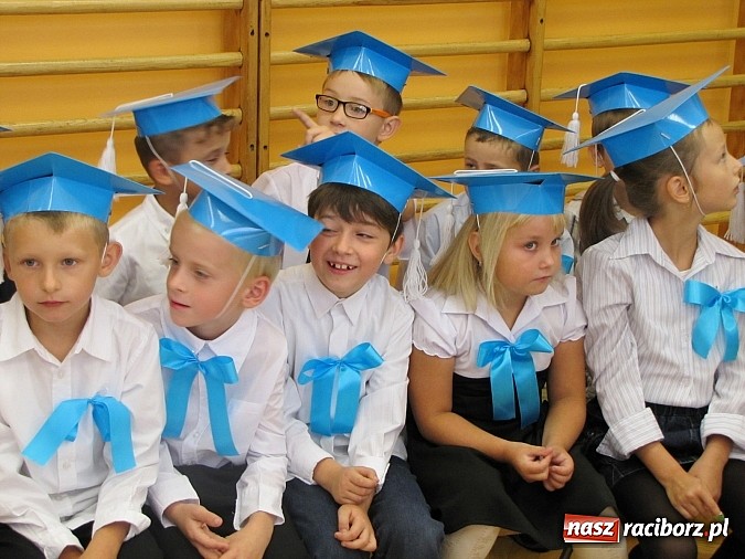 Zdjęcie w galerii na portalu naszraciborz.pl: Pierwszaki z SP 13 już po pasowaniu wiadomości z regionu