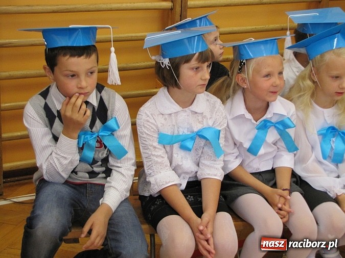 Zdjęcie w galerii na portalu naszraciborz.pl: Pierwszaki z SP 13 już po pasowaniu wiadomości z regionu