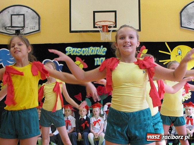 Zdjęcie w galerii na portalu naszraciborz.pl: Pierwszaki z SP 13 już po pasowaniu wiadomości z regionu