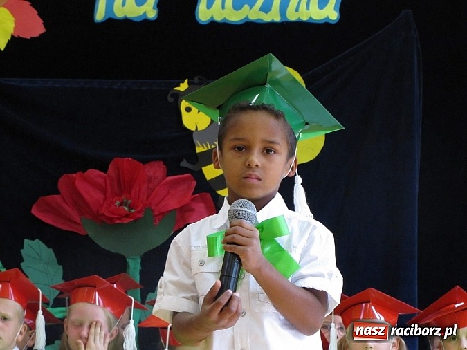Zdjęcie w galerii na portalu naszraciborz.pl: Pierwszaki z SP 13 już po pasowaniu wiadomości z regionu