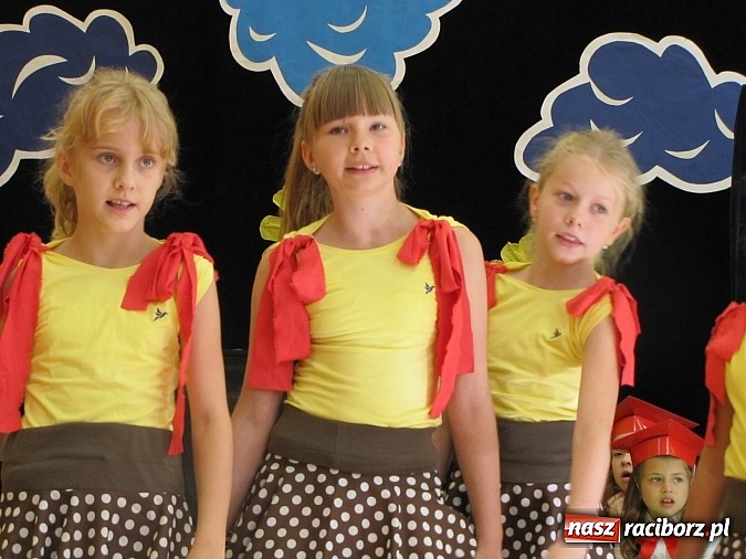 Zdjęcie w galerii na portalu naszraciborz.pl: Pierwszaki z SP 13 już po pasowaniu wiadomości z regionu