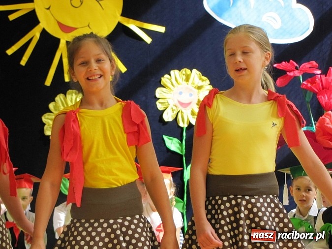 Zdjęcie w galerii na portalu naszraciborz.pl: Pierwszaki z SP 13 już po pasowaniu wiadomości z regionu