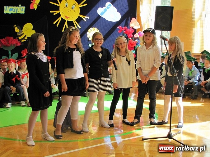 Zdjęcie w galerii na portalu naszraciborz.pl: Pierwszaki z SP 13 już po pasowaniu wiadomości z regionu