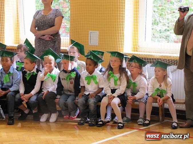 Zdjęcie w galerii na portalu naszraciborz.pl: Pierwszaki z SP 13 już po pasowaniu wiadomości z regionu
