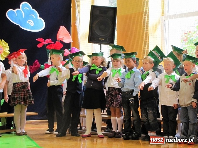 Zdjęcie w galerii na portalu naszraciborz.pl: Pierwszaki z SP 13 już po pasowaniu wiadomości z regionu