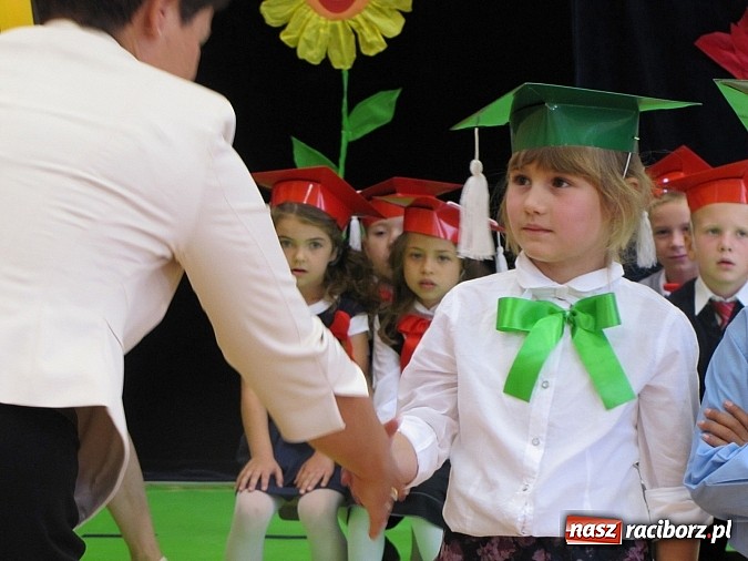 Zdjęcie w galerii na portalu naszraciborz.pl: Pierwszaki z SP 13 już po pasowaniu wiadomości z regionu