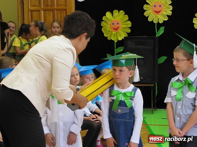 Zdjęcie w galerii na portalu naszraciborz.pl: Pierwszaki z SP 13 już po pasowaniu wiadomości z regionu
