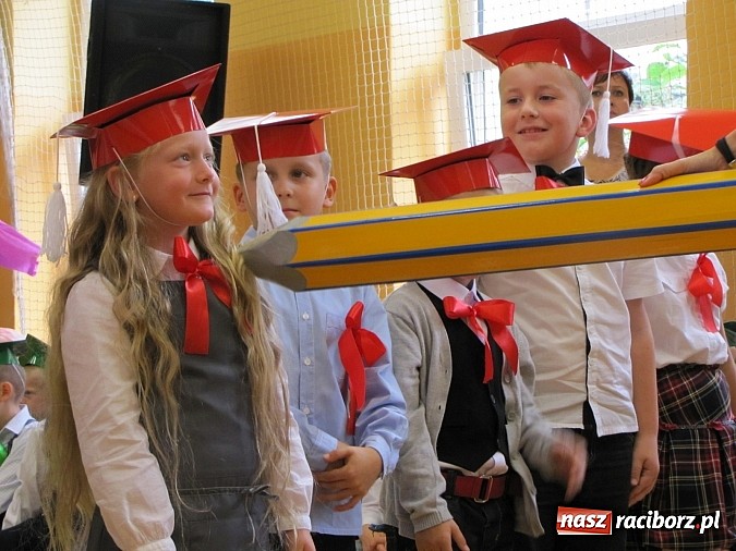 Zdjęcie w galerii na portalu naszraciborz.pl: Pierwszaki z SP 13 już po pasowaniu wiadomości z regionu