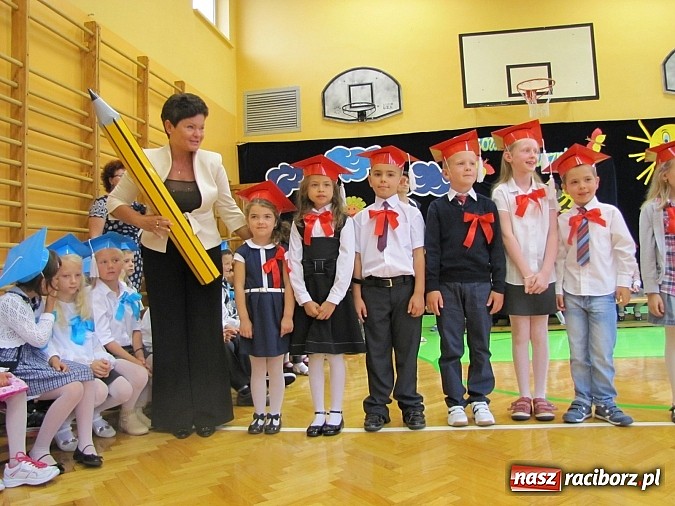 Zdjęcie w galerii na portalu naszraciborz.pl: Pierwszaki z SP 13 już po pasowaniu wiadomości z regionu