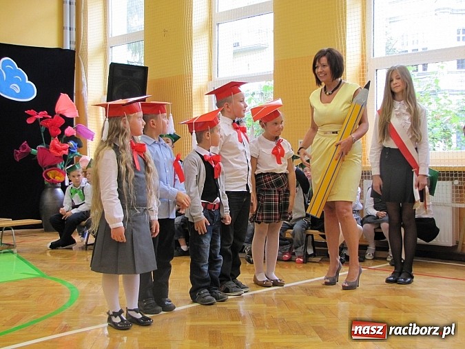 Zdjęcie w galerii na portalu naszraciborz.pl: Pierwszaki z SP 13 już po pasowaniu wiadomości z regionu