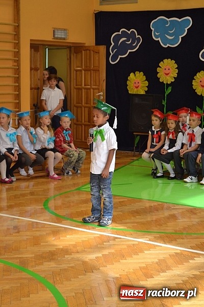 Zdjęcie w galerii na portalu naszraciborz.pl: Pierwszaki z SP 13 już po pasowaniu wiadomości z regionu