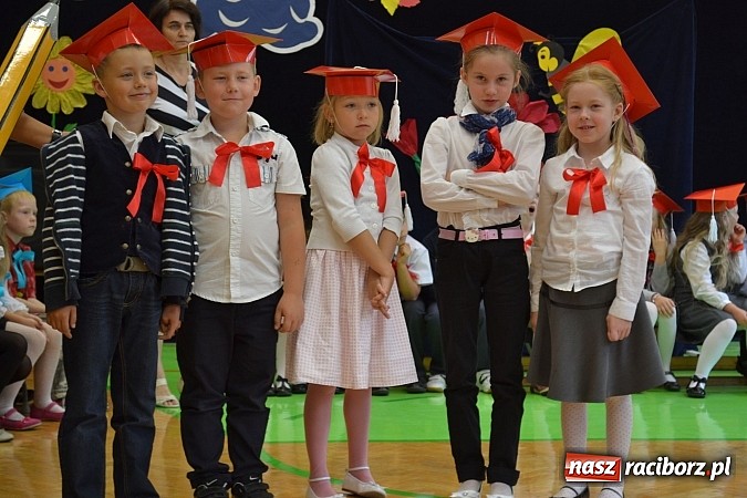 Zdjęcie w galerii na portalu naszraciborz.pl: Pierwszaki z SP 13 już po pasowaniu wiadomości z regionu