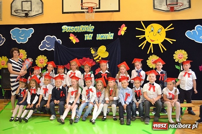 Zdjęcie w galerii na portalu naszraciborz.pl: Pierwszaki z SP 13 już po pasowaniu wiadomości z regionu