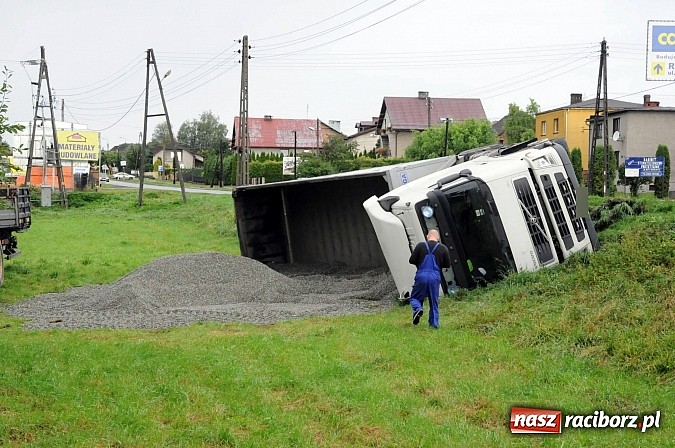 Zdjęcie w galerii na portalu naszraciborz.pl: W Kornowacu na głównej drodze przewróciła się ciężarówka z ładunkiem wiadomości z regionu