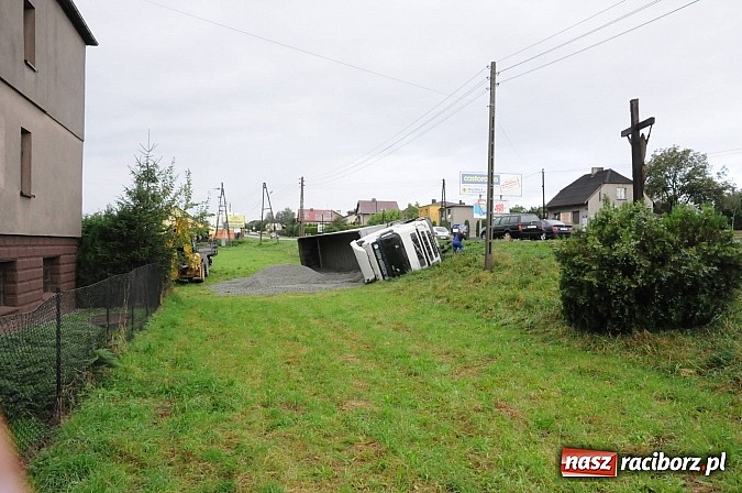 Zdjęcie w galerii na portalu naszraciborz.pl: W Kornowacu na głównej drodze przewróciła się ciężarówka z ładunkiem wiadomości z regionu