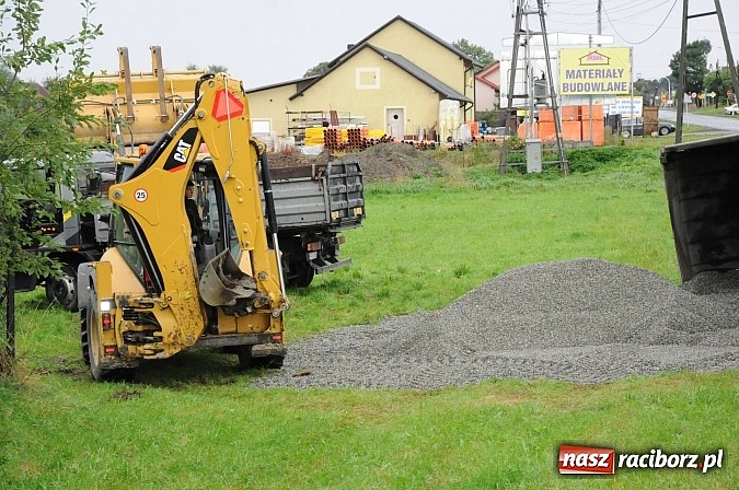 Zdjęcie w galerii na portalu naszraciborz.pl: W Kornowacu na głównej drodze przewróciła się ciężarówka z ładunkiem wiadomości z regionu