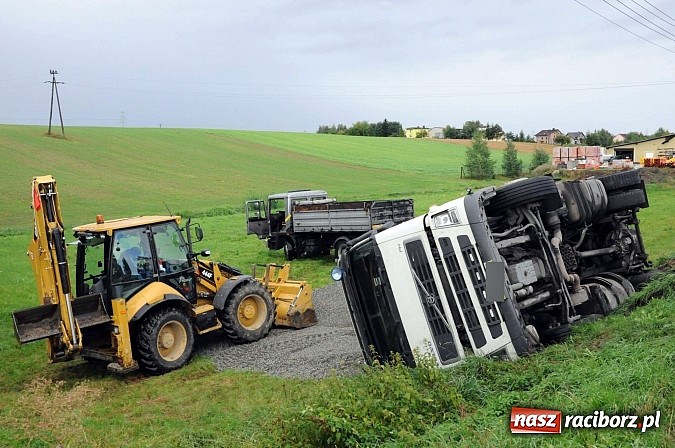 Zdjęcie w galerii na portalu naszraciborz.pl: W Kornowacu na głównej drodze przewróciła się ciężarówka z ładunkiem wiadomości z regionu