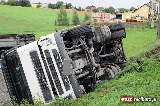 Zdjęcie w galerii na portalu naszraciborz.pl: W Kornowacu na głównej drodze przewróciła się ciężarówka z ładunkiem wiadomości z regionu