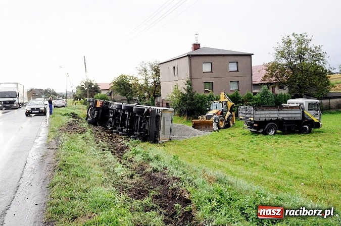 Zdjęcie w galerii na portalu naszraciborz.pl: W Kornowacu na głównej drodze przewróciła się ciężarówka z ładunkiem wiadomości z regionu