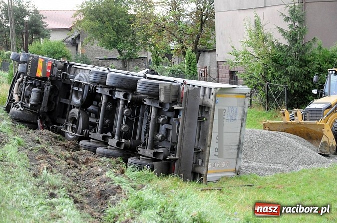 Zdjęcie w galerii na portalu naszraciborz.pl: W Kornowacu na głównej drodze przewróciła się ciężarówka z ładunkiem wiadomości z regionu