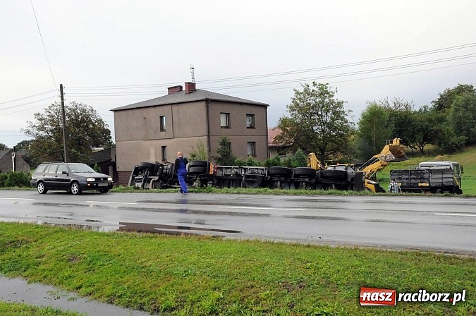 Zdjęcie w galerii na portalu naszraciborz.pl: W Kornowacu na głównej drodze przewróciła się ciężarówka z ładunkiem wiadomości z regionu