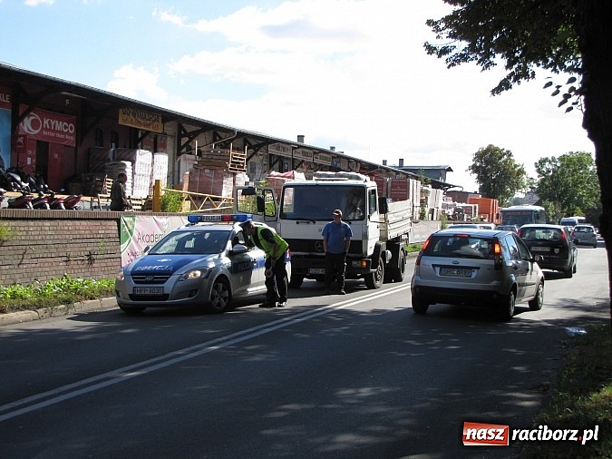 Zdjęcie w galerii na portalu naszraciborz.pl: Awaria wywrotki zablokowała ruch wiadomości z regionu