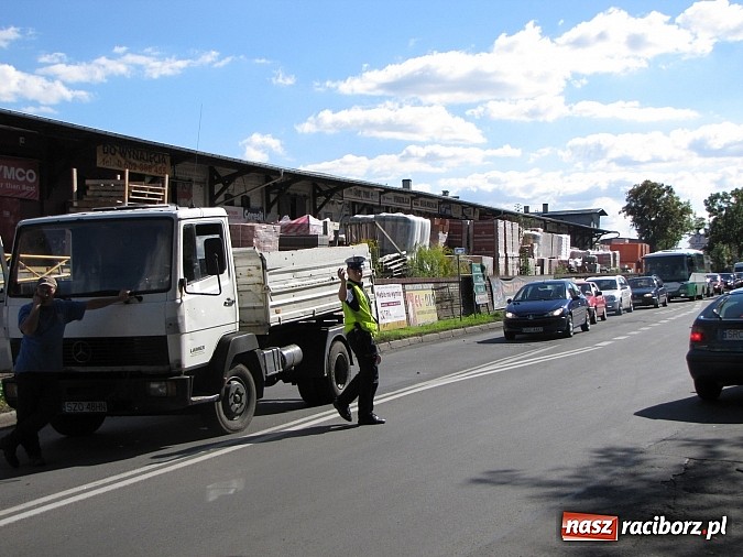 Zdjęcie w galerii na portalu naszraciborz.pl: Awaria wywrotki zablokowała ruch wiadomości z regionu
