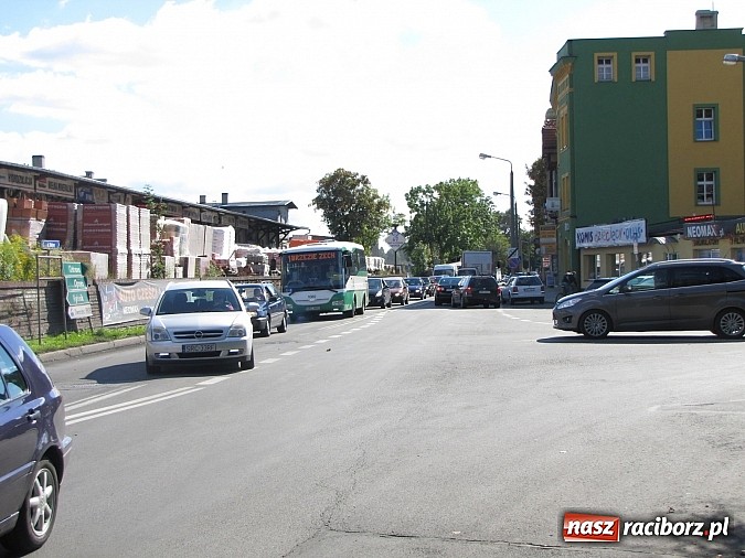 Zdjęcie w galerii na portalu naszraciborz.pl: Awaria wywrotki zablokowała ruch wiadomości z regionu