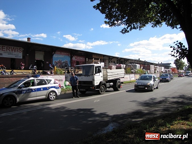 Zdjęcie w galerii na portalu naszraciborz.pl: Awaria wywrotki zablokowała ruch wiadomości z regionu