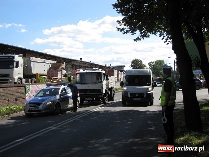 Zdjęcie w galerii na portalu naszraciborz.pl: Awaria wywrotki zablokowała ruch wiadomości z regionu