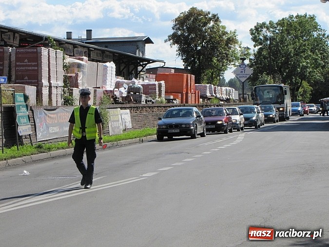 Zdjęcie w galerii na portalu naszraciborz.pl: Awaria wywrotki zablokowała ruch wiadomości z regionu