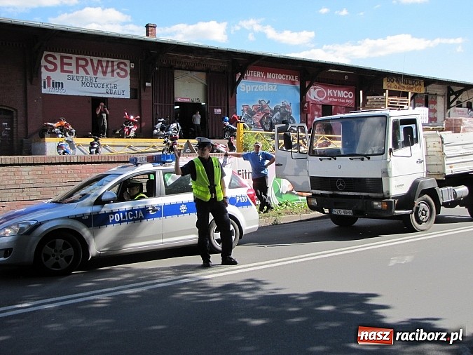 Zdjęcie w galerii na portalu naszraciborz.pl: Awaria wywrotki zablokowała ruch wiadomości z regionu
