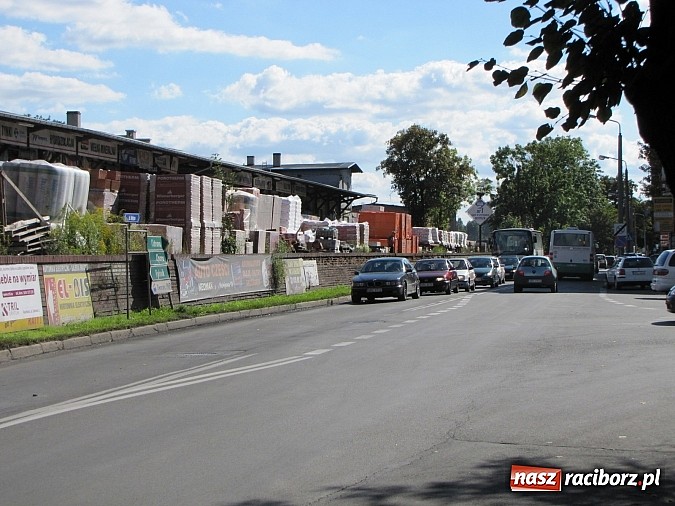 Zdjęcie w galerii na portalu naszraciborz.pl: Awaria wywrotki zablokowała ruch wiadomości z regionu