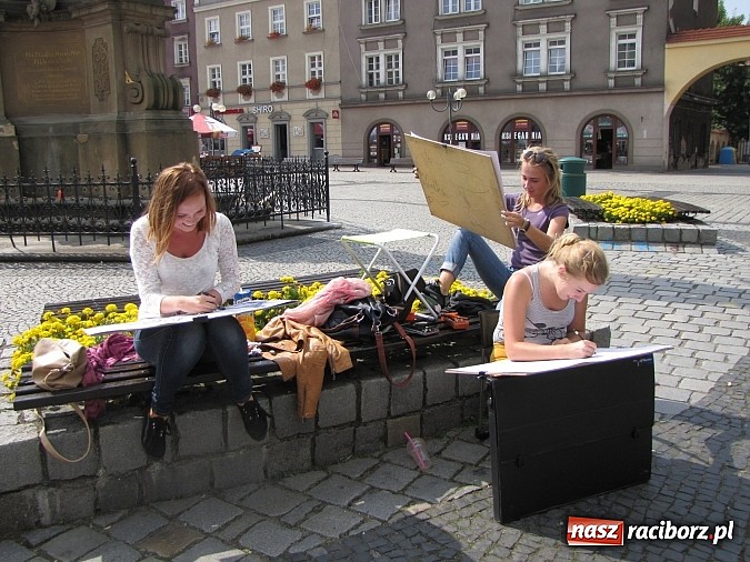 Zdjęcie w galerii na portalu naszraciborz.pl: Studenci architektury na raciborskim rynku doskonalą kreskę wiadomości z regionu