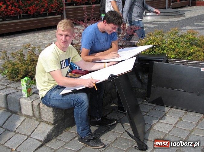 Zdjęcie w galerii na portalu naszraciborz.pl: Studenci architektury na raciborskim rynku doskonalą kreskę wiadomości z regionu