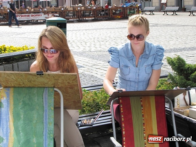 Zdjęcie w galerii na portalu naszraciborz.pl: Studenci architektury na raciborskim rynku doskonalą kreskę wiadomości z regionu