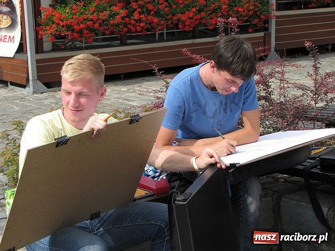 Zdjęcie w galerii na portalu naszraciborz.pl: Studenci architektury na raciborskim rynku doskonalą kreskę wiadomości z regionu
