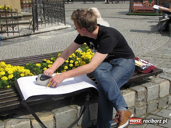 Zdjęcie w galerii na portalu naszraciborz.pl: Studenci architektury na raciborskim rynku doskonalą kreskę wiadomości z regionu