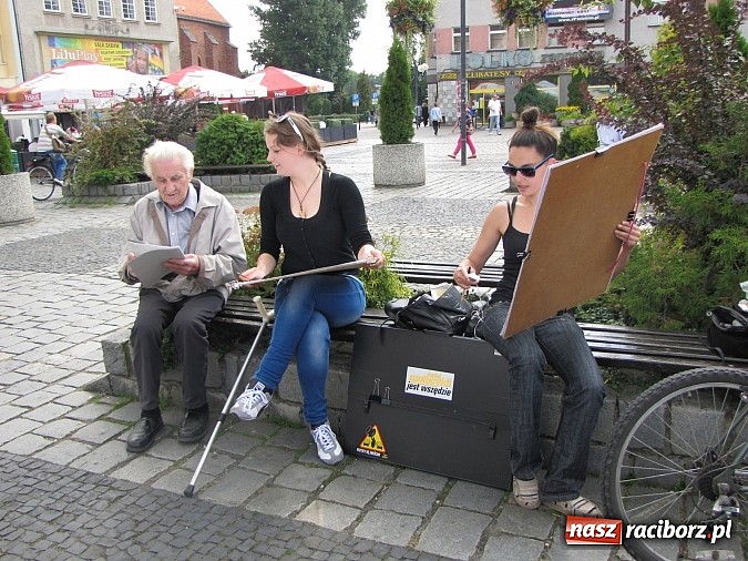 Zdjęcie w galerii na portalu naszraciborz.pl: Studenci architektury na raciborskim rynku doskonalą kreskę wiadomości z regionu