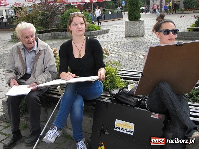 Zdjęcie w galerii na portalu naszraciborz.pl: Studenci architektury na raciborskim rynku doskonalą kreskę wiadomości z regionu