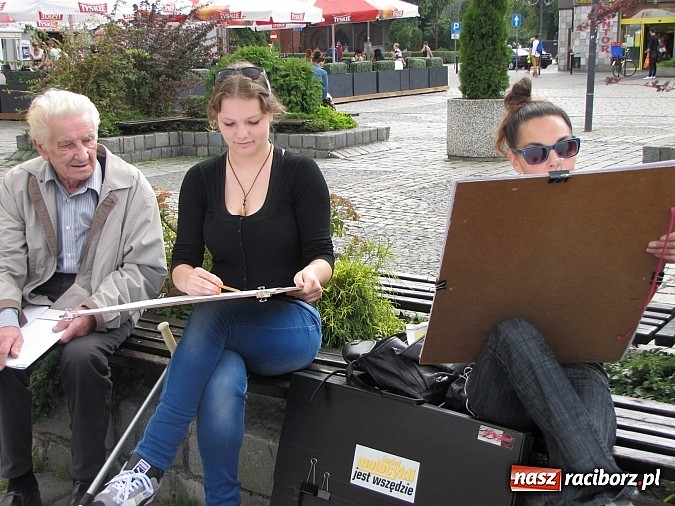 Zdjęcie w galerii na portalu naszraciborz.pl: Studenci architektury na raciborskim rynku doskonalą kreskę wiadomości z regionu