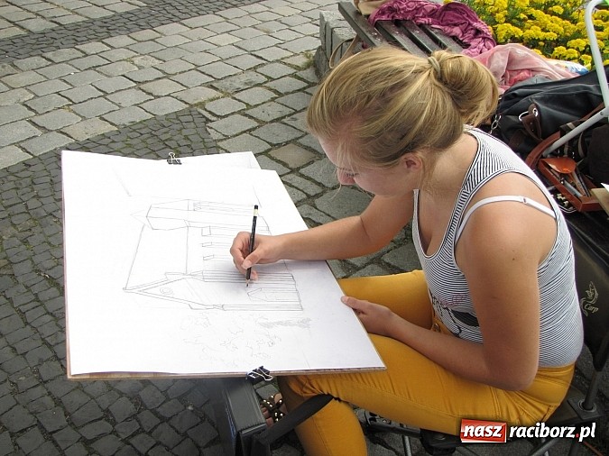 Zdjęcie w galerii na portalu naszraciborz.pl: Studenci architektury na raciborskim rynku doskonalą kreskę wiadomości z regionu