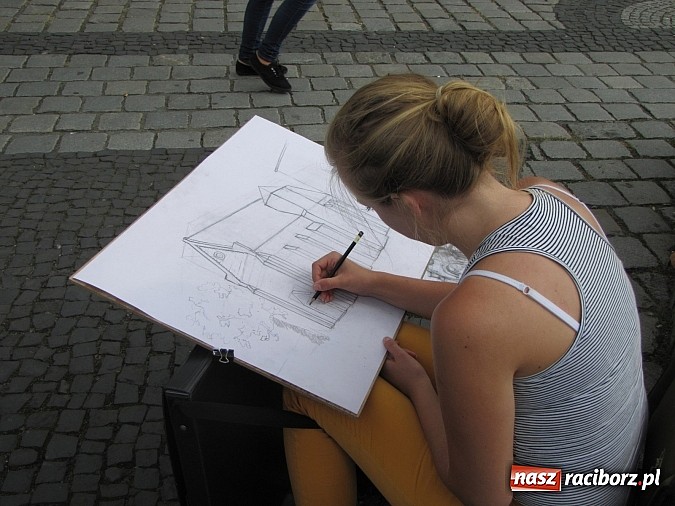 Zdjęcie w galerii na portalu naszraciborz.pl: Studenci architektury na raciborskim rynku doskonalą kreskę wiadomości z regionu